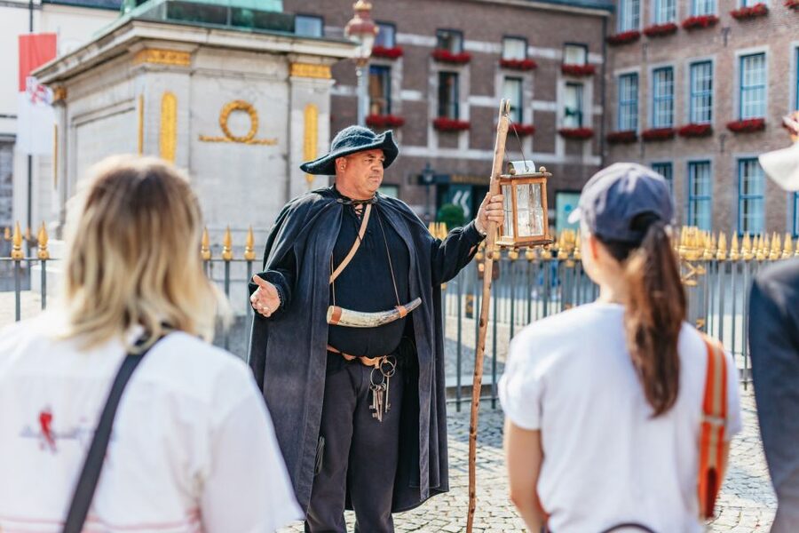 Düsseldorf: Guided Tour with a Night Watchman - Burgplatz and the Schlossturm after sunset