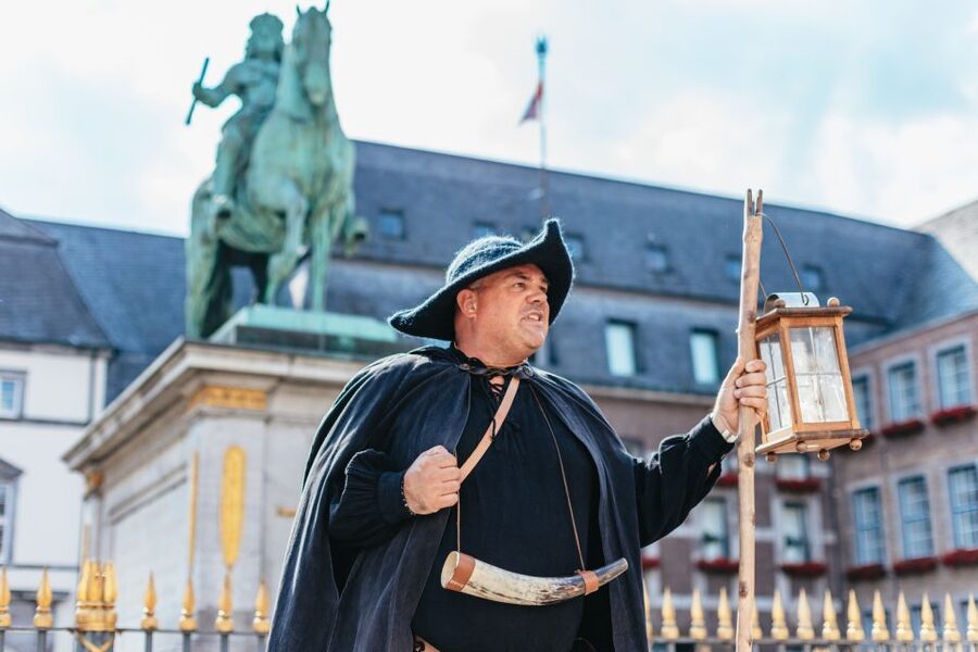 Düsseldorf: Guided Tour with a Night Watchman - A small group can change the whole evening