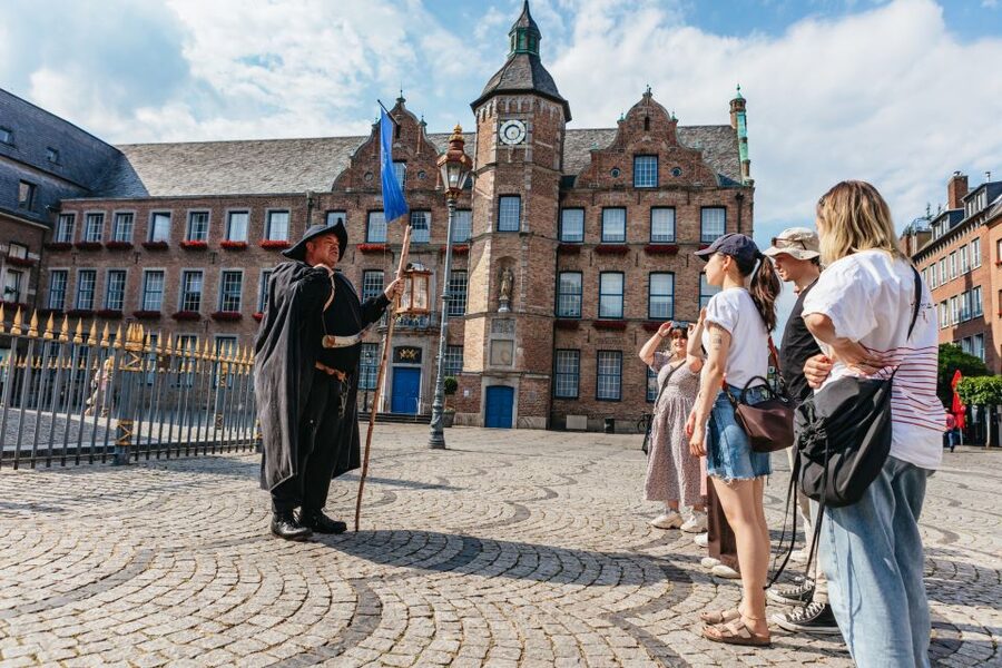 Düsseldorf: Guided Tour with a Night Watchman - What the guiding style is like