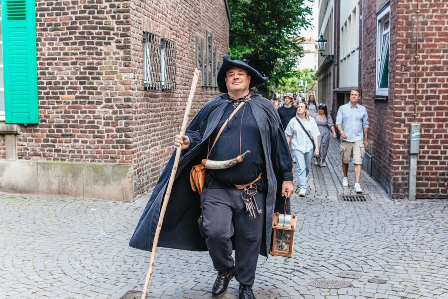 Düsseldorf: Guided Tour with a Night Watchman - Who should book this evening walk