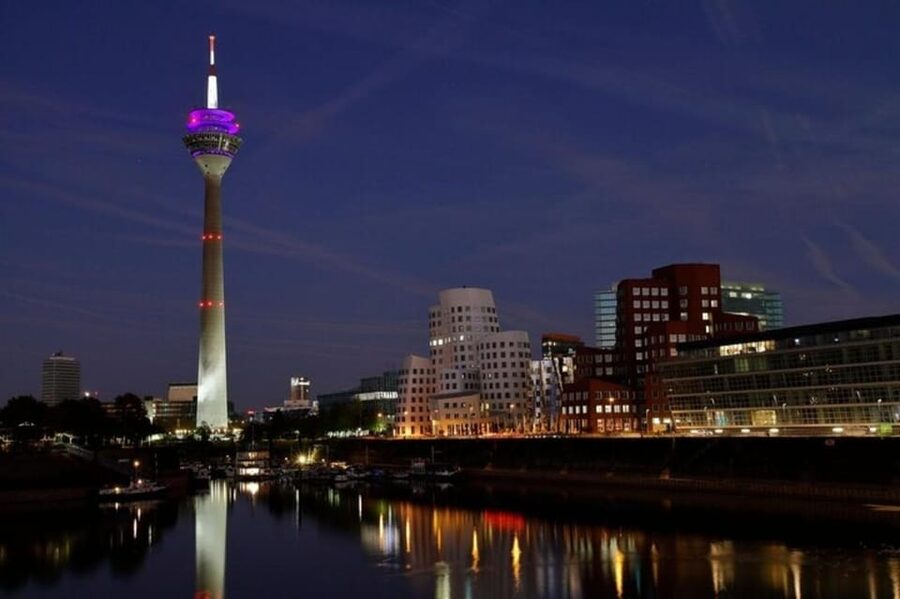 Dusseldorf : Highlights Walking tour with A Guide - Kunsthalle Düsseldorf brings modern art into the route