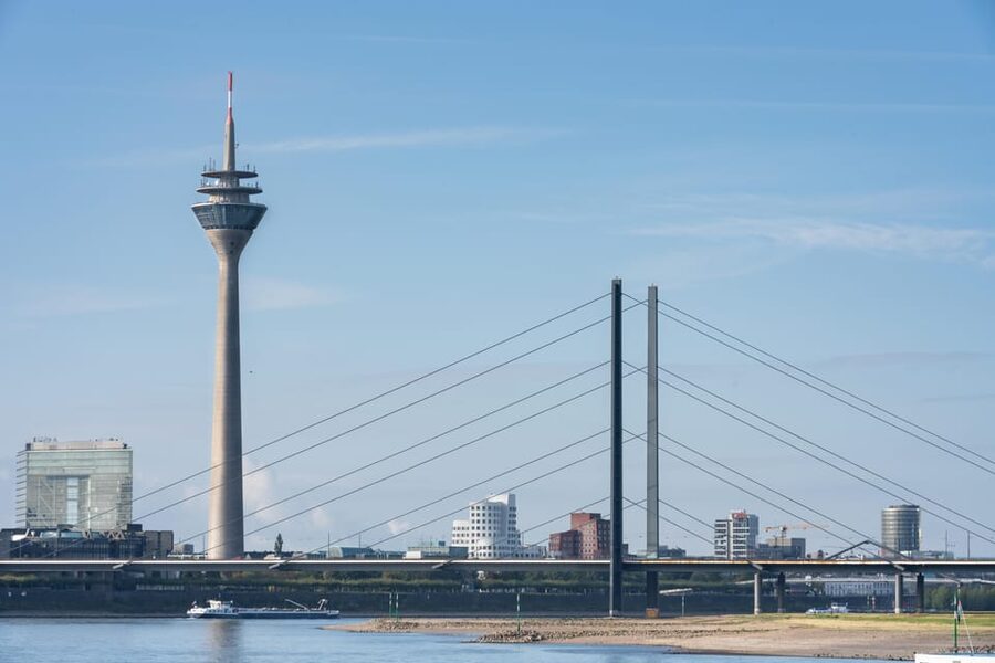Düsseldorf: Rhine Tower Adult Entry - How crowded and comfortable is the experience?