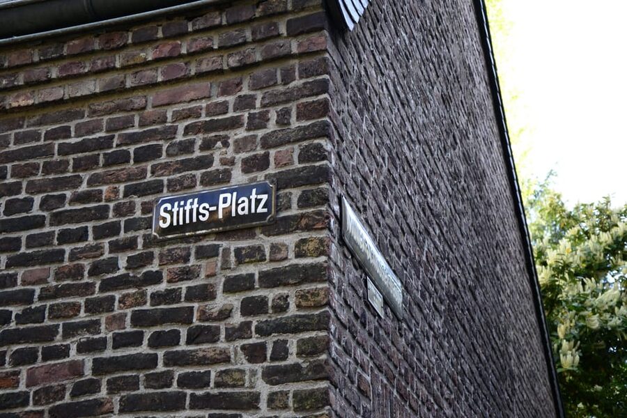 Düsseldorf: Tipping based - Old Town Walking Tour - Reliability and the one serious caution