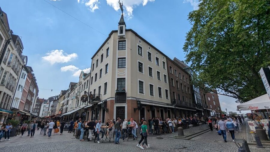 Düsseldorf: Tipping based - Old Town Walking Tour - The market and the move into the Old Town