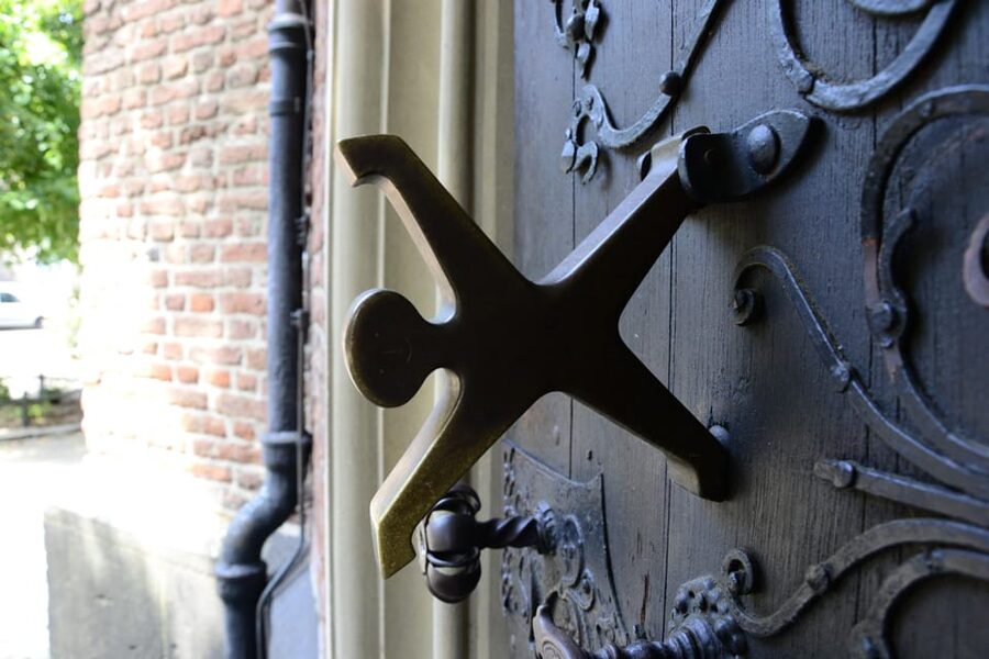 Düsseldorf: Tipping based - Old Town Walking Tour - Altbier explains more than what to order
