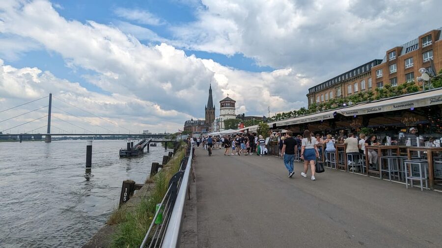 Düsseldorf: Tipping based - Old Town Walking Tour - What the 10 to 20 euro tip really means