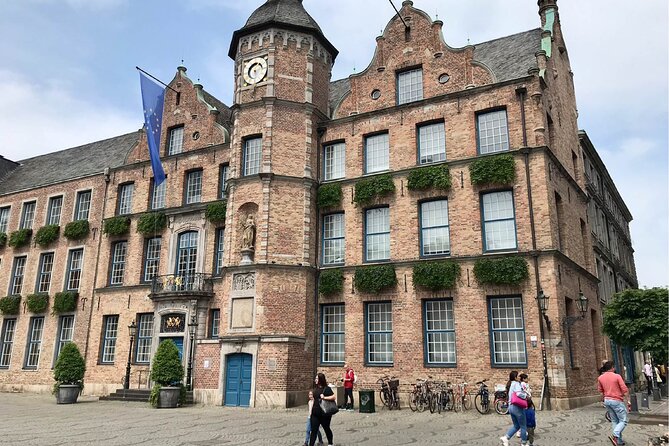 Düsseldorf Walking Tour: Explore Top Sights & Hidden Gems - Bolkerstrasse and the Altstadt beer tradition