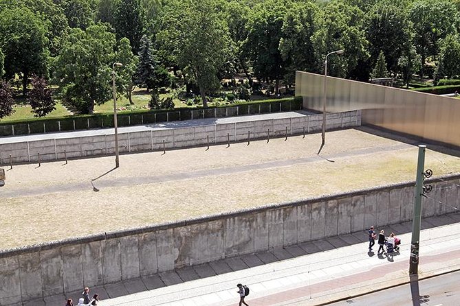 East Berlin and the Berlin Wall 2-Hour Walking Tour - Ending near Alexanderplatz and Nordbahnhof