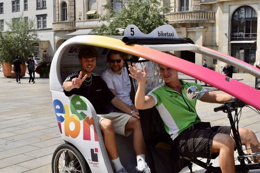 Erfurt: Private Guided Classic Old Town E-Rickshaw Tour - The final stop at Krämerbrücke