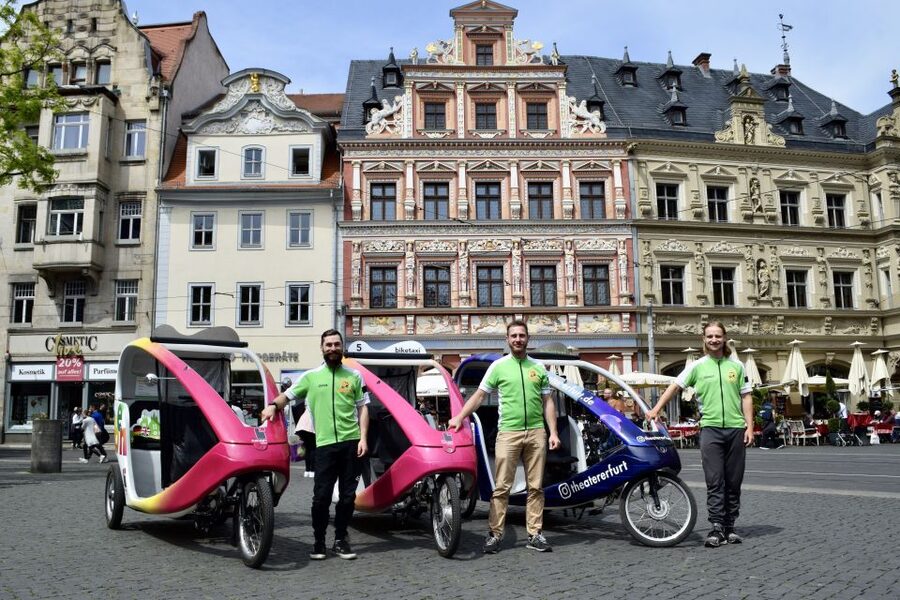Erfurt: Private Guided Classic Old Town E-Rickshaw Tour - Photo breaks, sausage stops, and the private pace