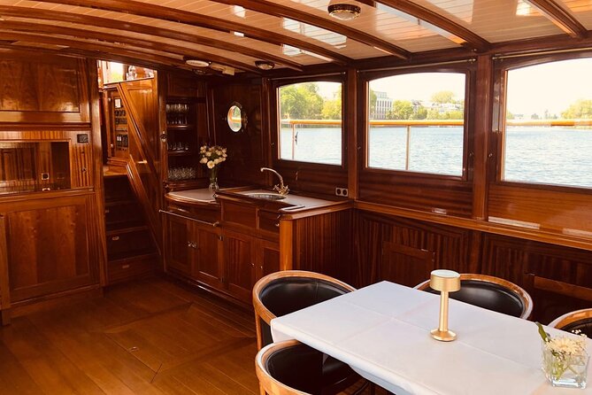Evening aperitif tour aboard the motor yacht Fitzgerald - Nikolaiviertel and the oldest core of Berlin