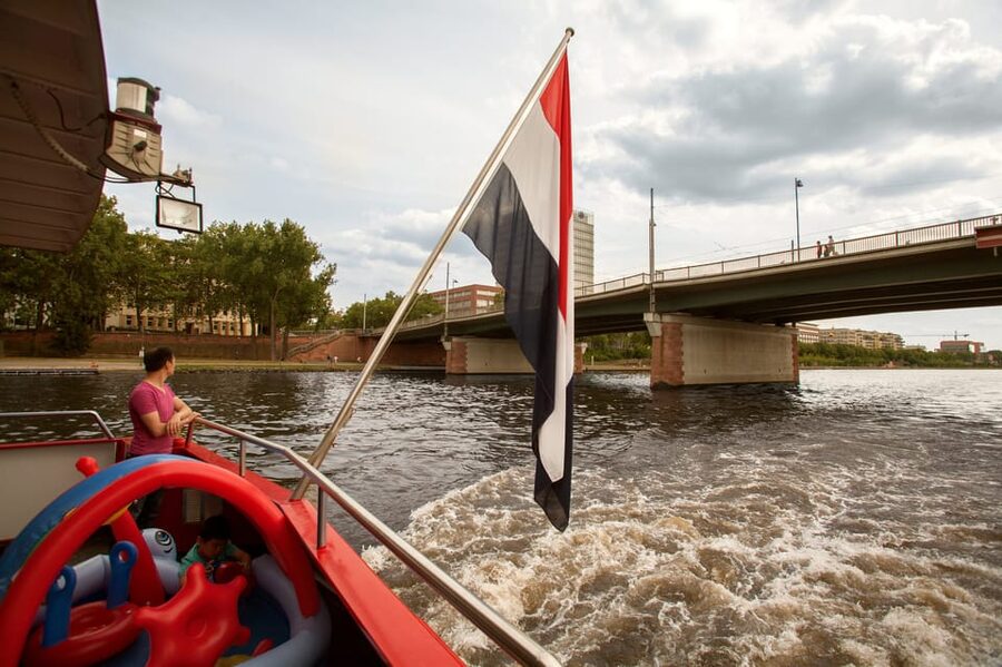 Frankfurt: 1-Hour Panorama Boat Cruise on the river Main - Commentary: useful, but not the star