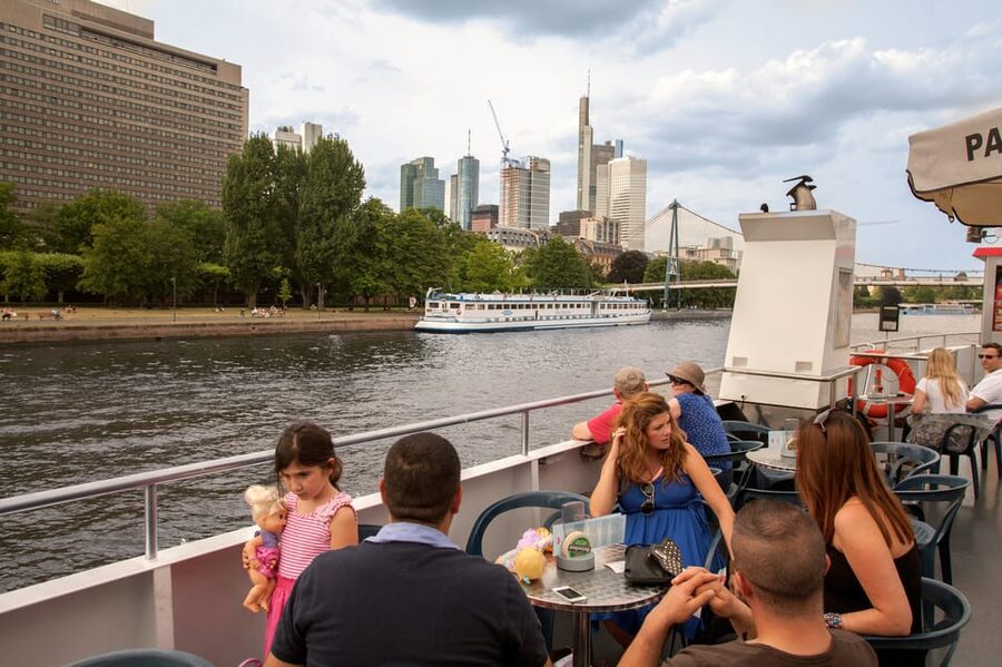 Frankfurt: 1-Hour Panorama Boat Cruise on the river Main - Who will enjoy this cruise most?