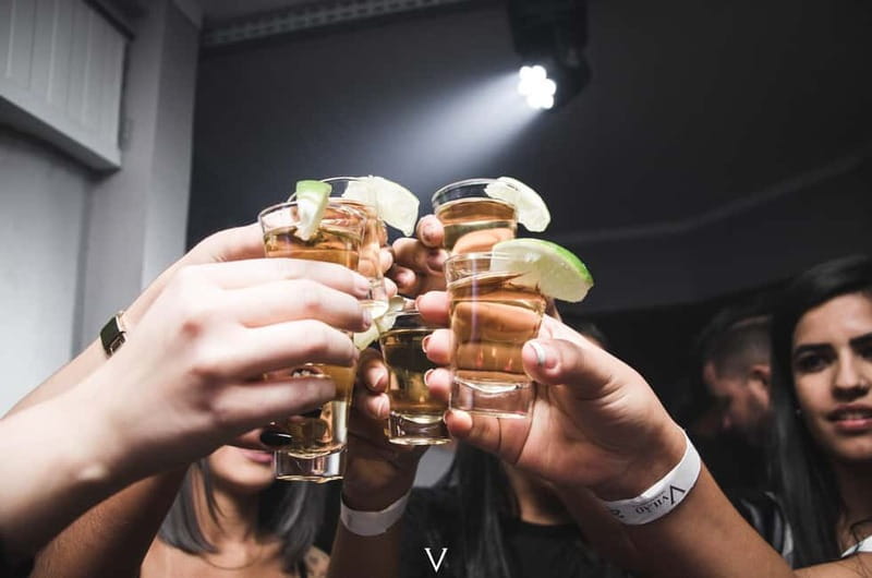 Frankfurt am Main: Night Pub Crawl Shots and Party - Stop one: the first Alt-Sachsenhausen bar