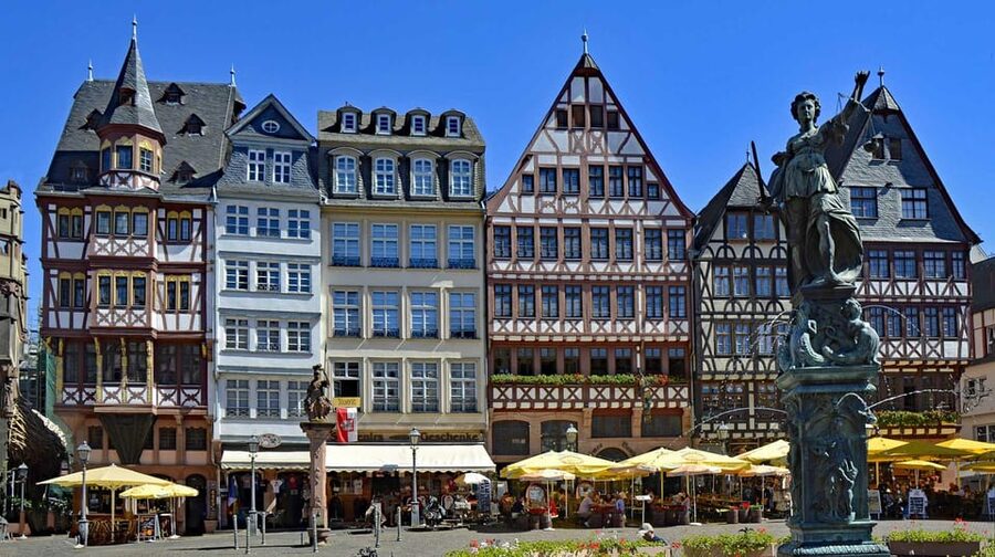 Frankfurt: Discover the heart of Frankfurt - a city tour in German - The New Old Town, where reconstruction gets complicated
