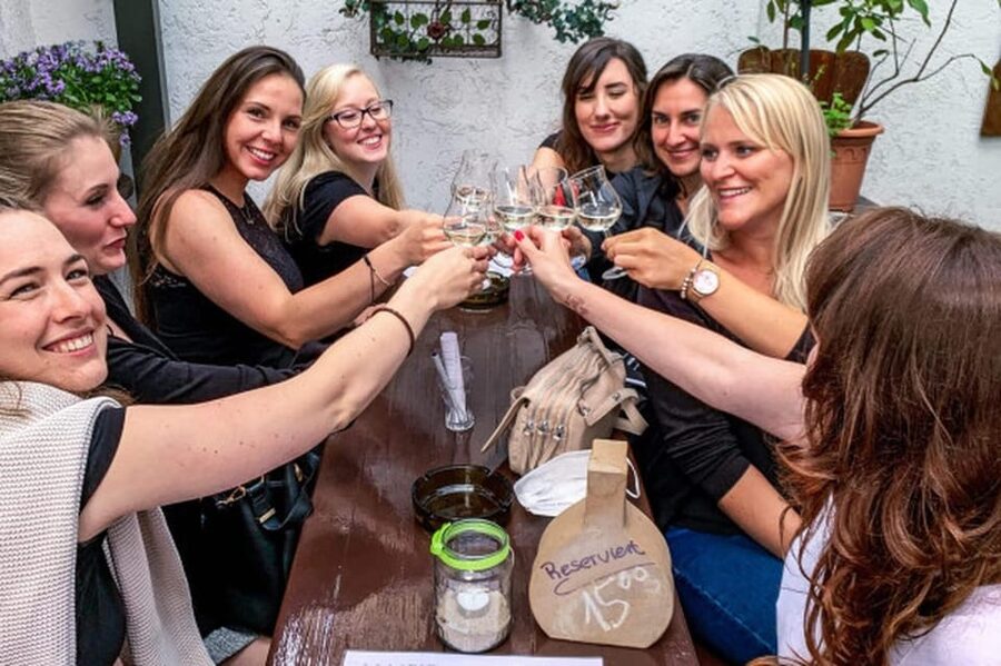 Frankfurt: Food Tour to 3-4 Local Food Spots - The strongest part: a guide who connects the food
