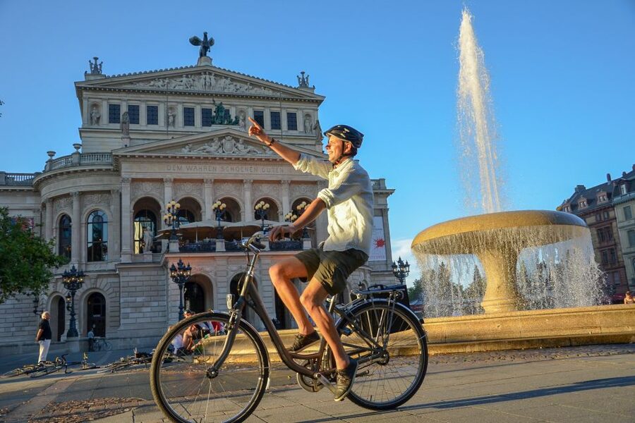 Frankfurt: Guided Bike Tour - Through the painters’ quarter to the Museum Embankment