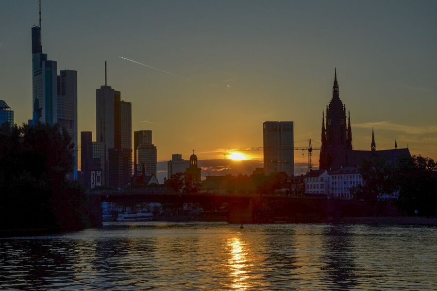 Frankfurt: Guided Bike Tour - Green paths and Frankfurt’s high-rise skyline