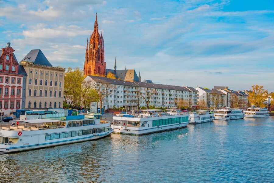 Frankfurt: Guided Bike Tour - The guides and the feel of the group
