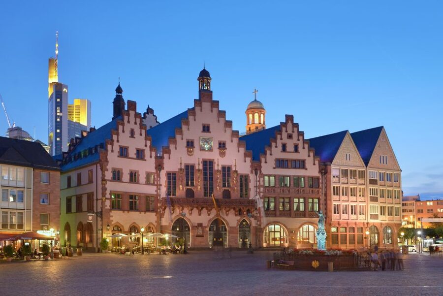 Frankfurt: Highlights and New Old Town English-Language Tour - Römerberg and the 700-year-old city story
