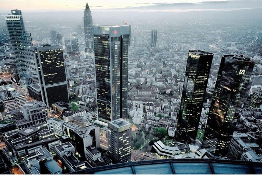 Frankfurt : Highlights & hidden Gems Private Walking Tour - Sachsenhausen and the city across the river