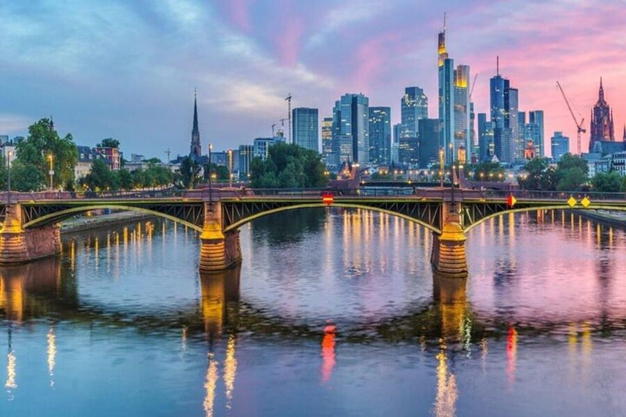 Frankfurt : Highlights & hidden Gems Private Walking Tour - Römerberg: Frankfurt’s postcard square with real layers