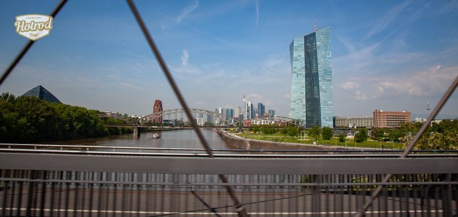 Frankfurt: Hotrod Sightseeing Tour - Crossing Sachsenhausen and Friedensbrücke