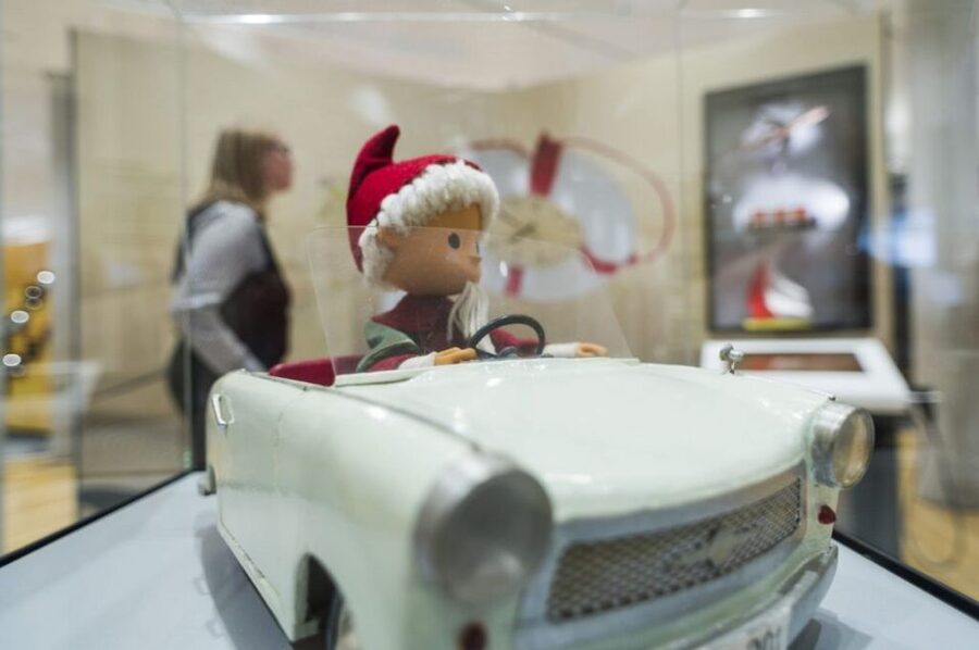 Frankfurt: Museum of Communication Exhibitions - The Objects: Telegraphs, Phones, Radios, and Television