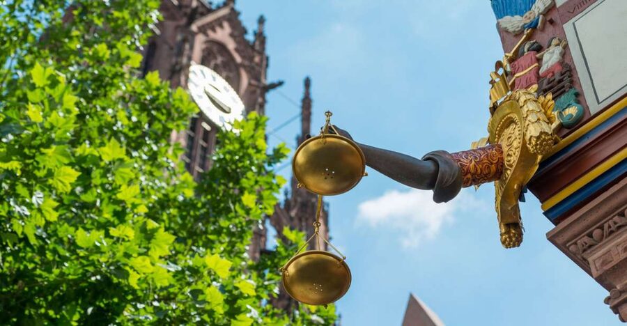 Frankfurt: New Old Town and Highlights German-Language Tour - Starting at Römerberg and the Römer