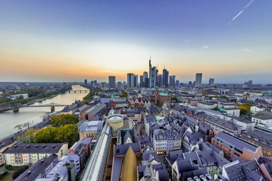 Frankfurt: New Old Town and Highlights German-Language Tour - The guide makes the difference