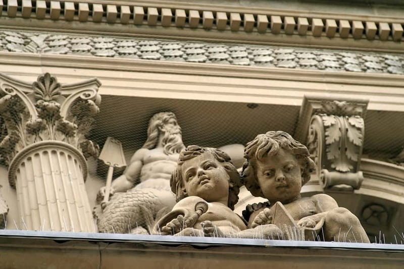 Frankfurt: Old Town Historical Walking Tour in German - Meeting the guide at the Goldene Waage