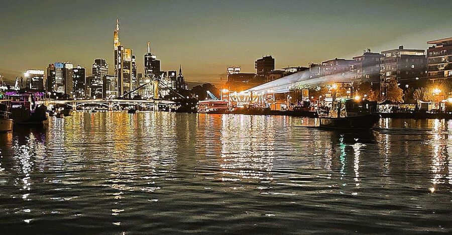 Frankfurt: Private Romantic Skyline Boat Tour - Key points to know before booking
