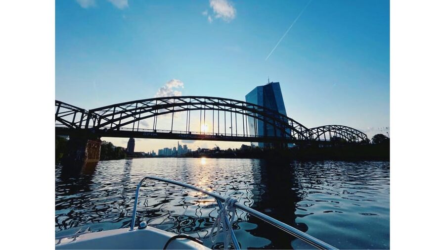Frankfurt: Private Romantic Skyline Boat Tour - What the welcome drink adds