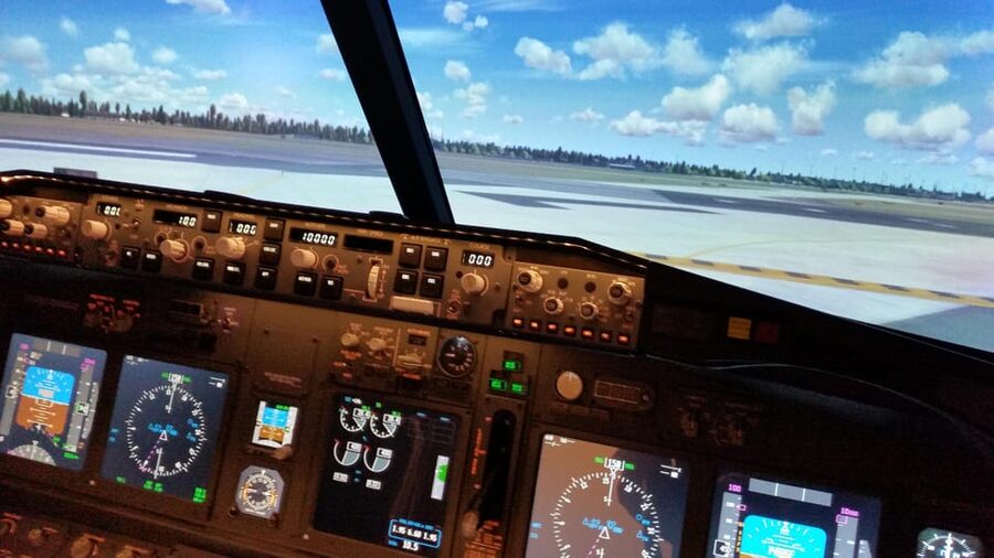 Frankfurt: "Ready for take off" - Flight Simulator B737 - Choosing between Economy, Business, and First Class