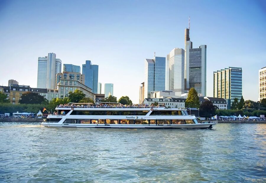 Frankfurt: River Main Sightseeing Cruise with Commentary - Food, drinks and comfort onboard