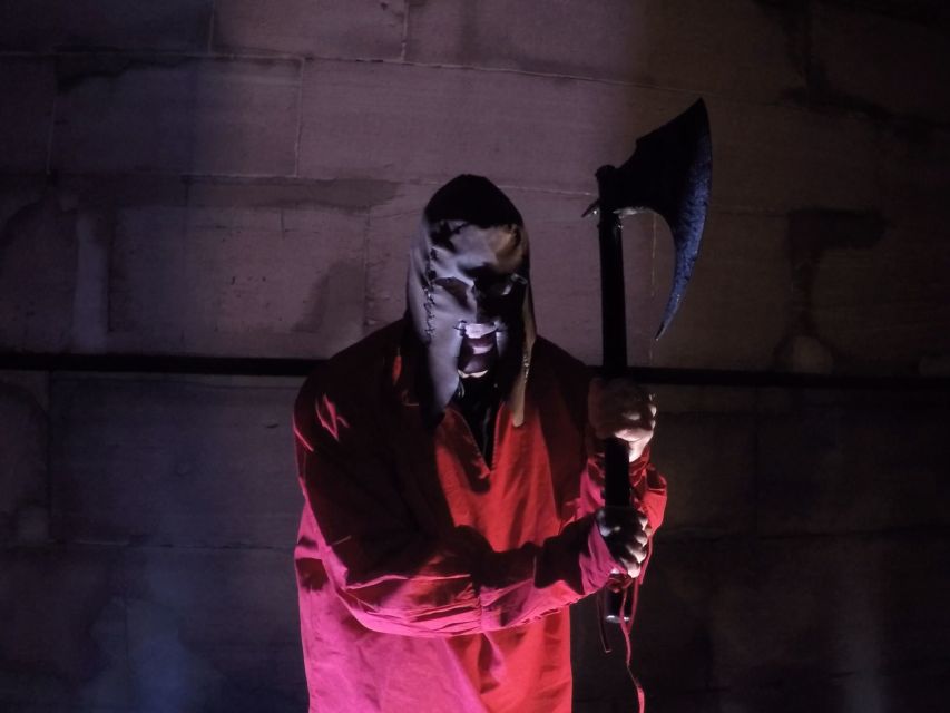 Frankfurt: Scary Sightseeing Tour with The Hangman - Following the hangman toward the Main