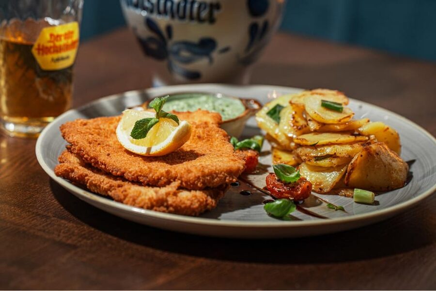 Frankfurt: Verbrecherjagd und gefährlich leckeres Schnitzel - Starting at MyFrankfurt on Liebfrauenberg