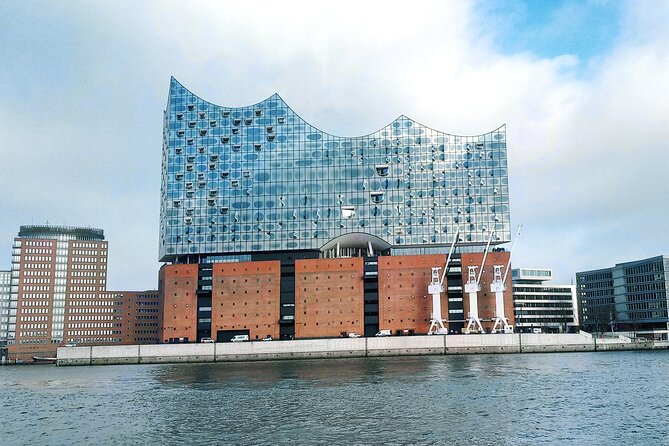 Free Tour: History of the Port, Red Light District and the Beatles - What the Spanish-language guiding adds