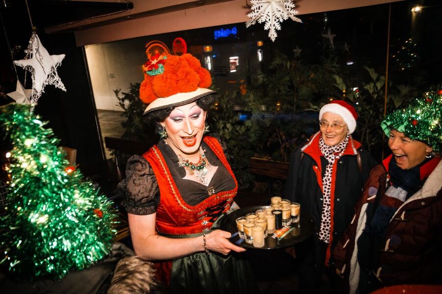 Freiburg: Christmas Tour with Drag Queen Betty BBQ - Betty BBQ’s humor is the main attraction