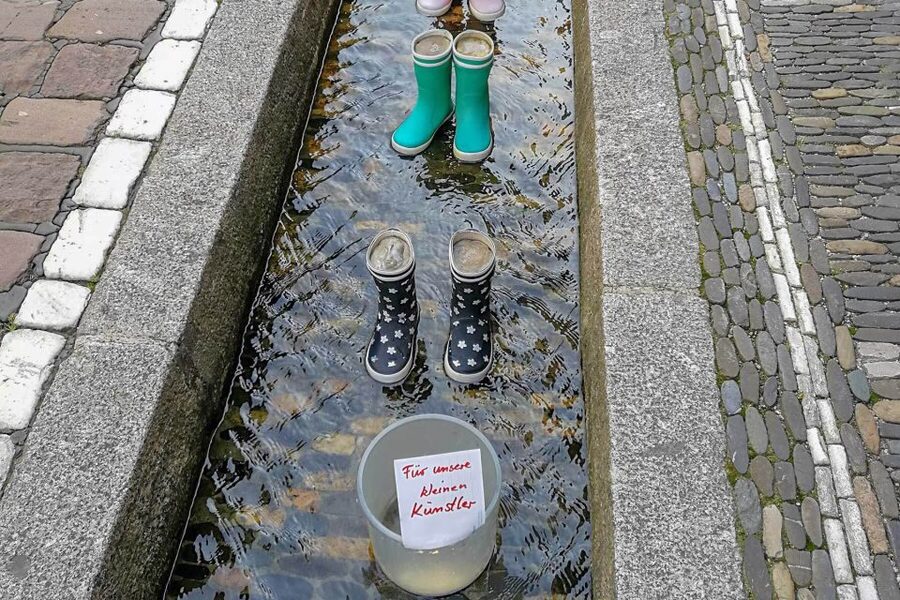 Freiburg: Gässle, Bächle and More City Tour - Meeting the guide on Münsterplatz