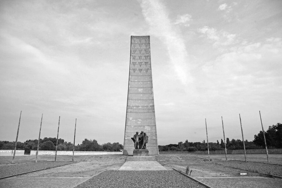 From Berlin: Licensed Sachsenhausen Tour with max. 15 people - Why a guided visit matters at Sachsenhausen