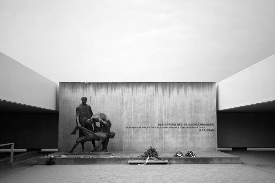 From Berlin: Licensed Sachsenhausen Tour with max. 15 people - Three hours on site: the practical reality