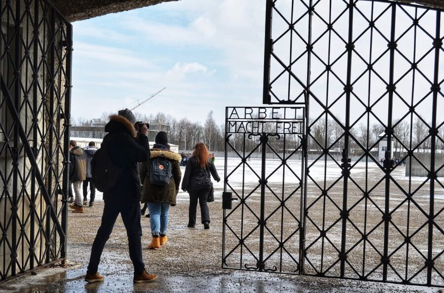 From Munich: Dachau Memorial Site Tour in Spanish - Meeting the guide beneath Karlstor Gate