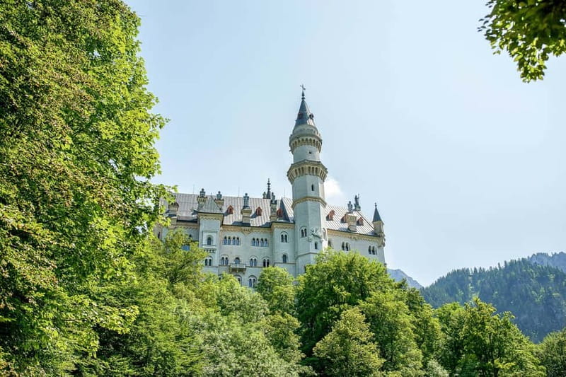 From Munich: Neuschwanstein & Linderhof Castle Full-Day Trip - What the guide adds to the day