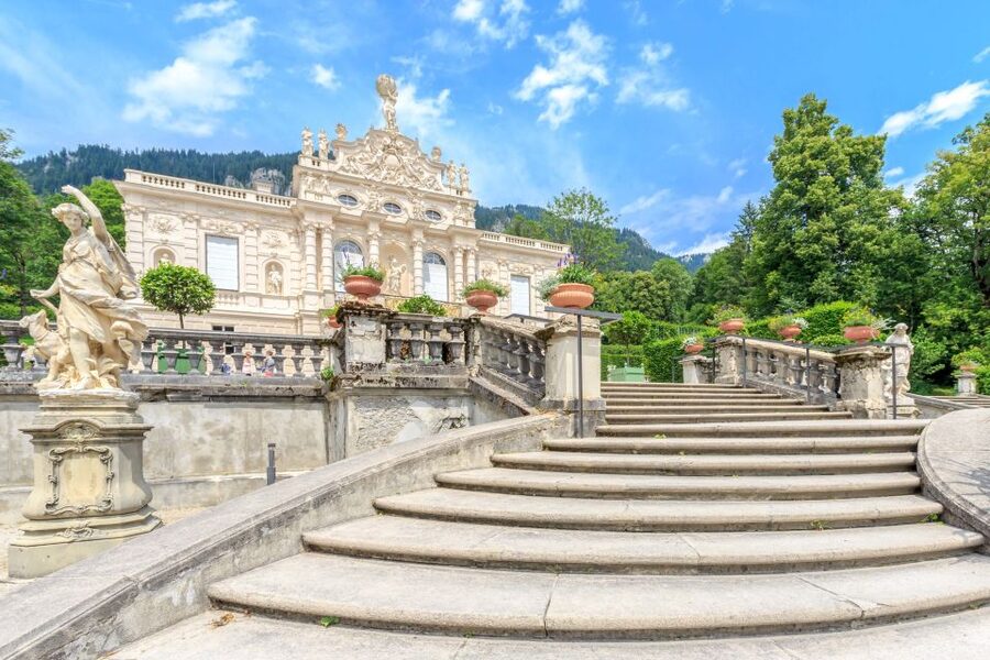 From Munich: Trip to Neuschwanstein & Linderhof in Spanish - Neuschwanstein, Ludwig II’s mountain fantasy