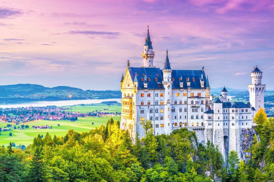From Munich: Trip to Neuschwanstein & Linderhof in Spanish - Meeting at Karlstor Gate in central Munich