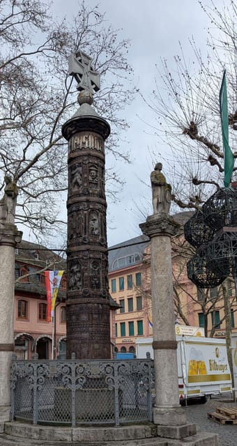 Guided tour in Mainz on the Rhine in german and english - The old cathedral and Domplatz market area
