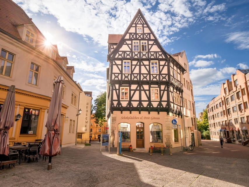 Halle (Saale) : Die Altstadt-Tour - Medieval houses beside protected heritage buildings