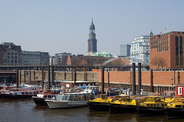 Hamburg: 1.5-Hour Comedy Bus Tour in German - A rolling stand-up stage on the Reeperbahn