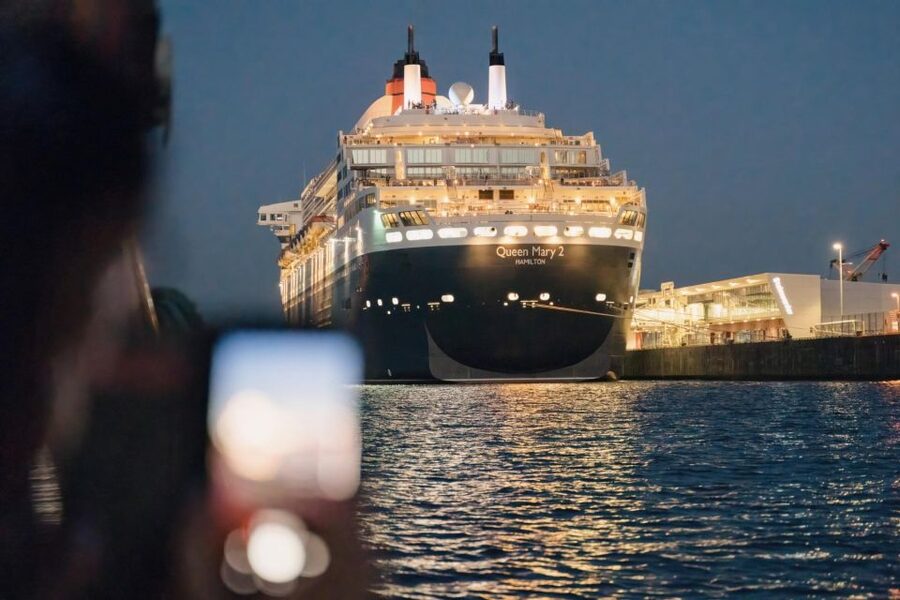 Hamburg: 1.5-Hour Evening Lights Harbour Cruise on a Ship - Key Points Before You Book
